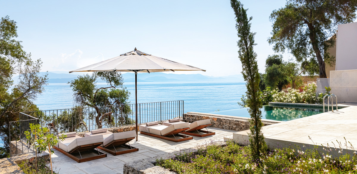 05b-lounge-beds-overlooking-the-ionian-palazzo-di-lago